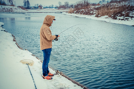 湖边钓鱼的年轻人图片