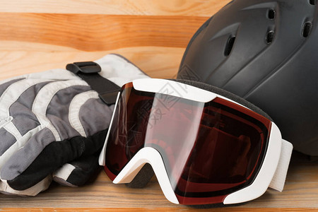 雪橇或滑雪冬季保护装备头盔温暖图片