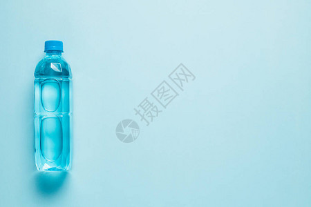 用于饮酒概念的蓝底水瓶饮用图片