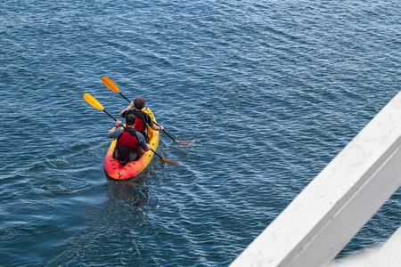两个人在码头外骑着皮艇出海图片