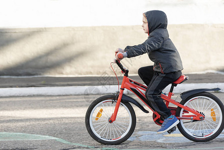 青少年骑自行车男孩学骑自背景图片