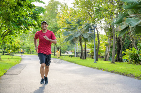 健康跑步者在户外慢跑健身和运动健康的图片