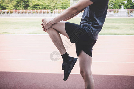 年轻运动员在路上跑步锻炼身体和跑腿图片