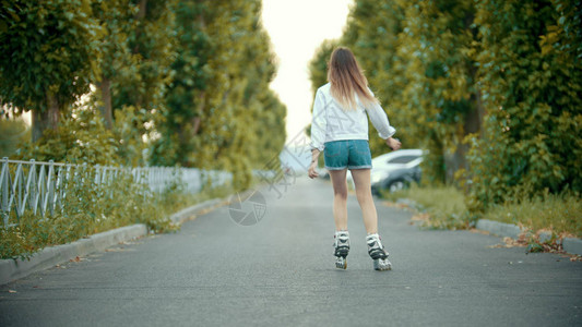 一个在空路上滑溜冰的少女图片