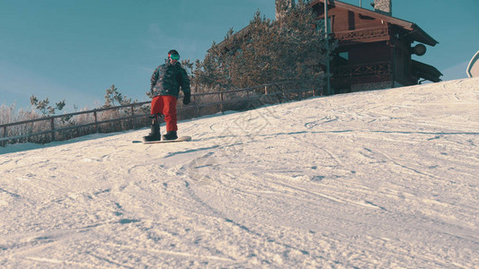 滑雪概念一个有假腿的男子在山下图片