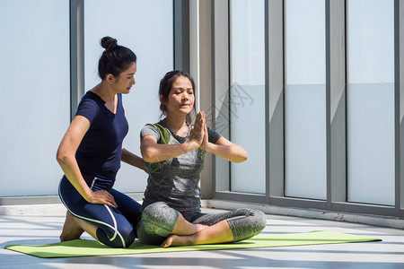 两个亚洲女人在健身图片