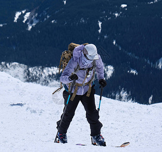 背着荆杖在圣海伦斯山火山纪念碑上滑雪背景