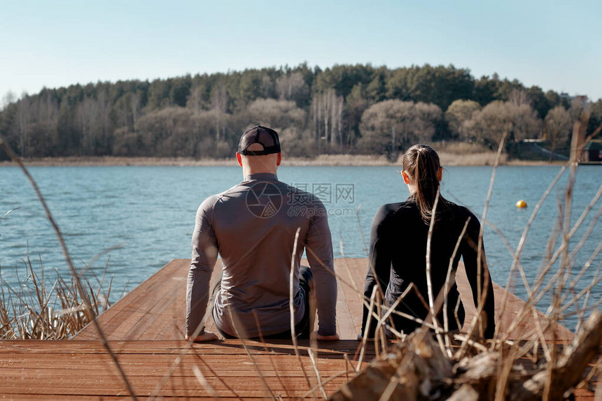 夫妻在湖边玩运动健身运动生活方式等他们可以图片