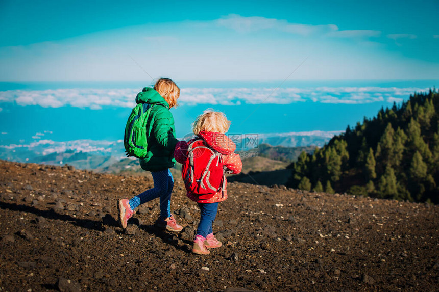 女童在山区旅行家庭徒步出行在西班牙大图片