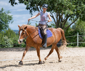 骑马的女孩正在骑马中图片