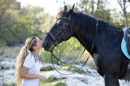 骑马的女孩正在训练她的黑马图片