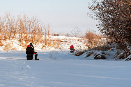 冬季捕鱼渔民在冬日的河冰上捕鱼图片