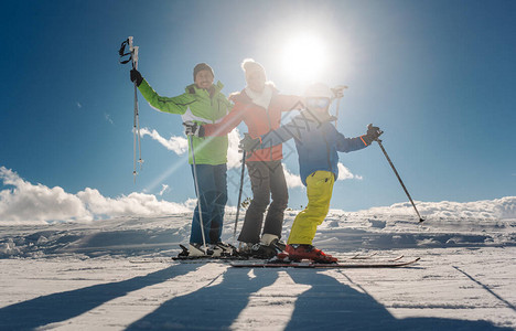 家人一起滑雪在山上过冬享受寒图片
