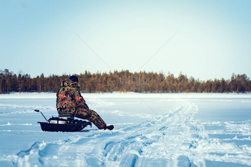 冬季在冰冻湖上捕鱼的图片