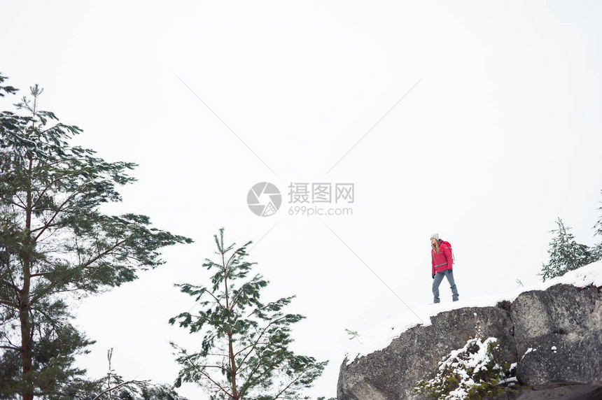 山上冬季登山温暖的现代旅游服装图片