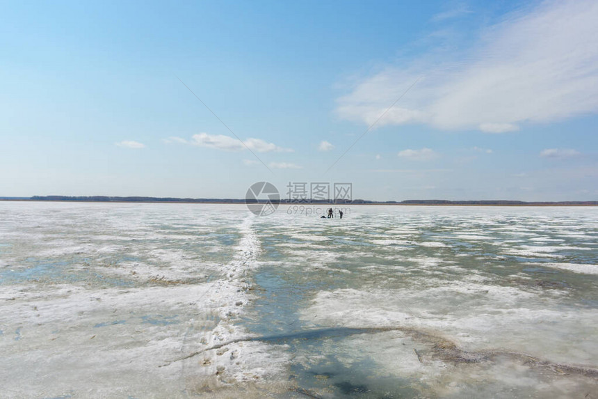 在冬季湖边钓冬鱼冬季运动冬图片