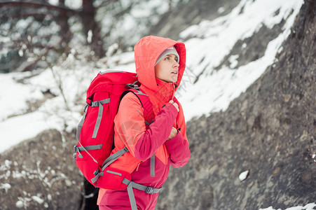 山上冬季登山温暖的现代旅游服装图片