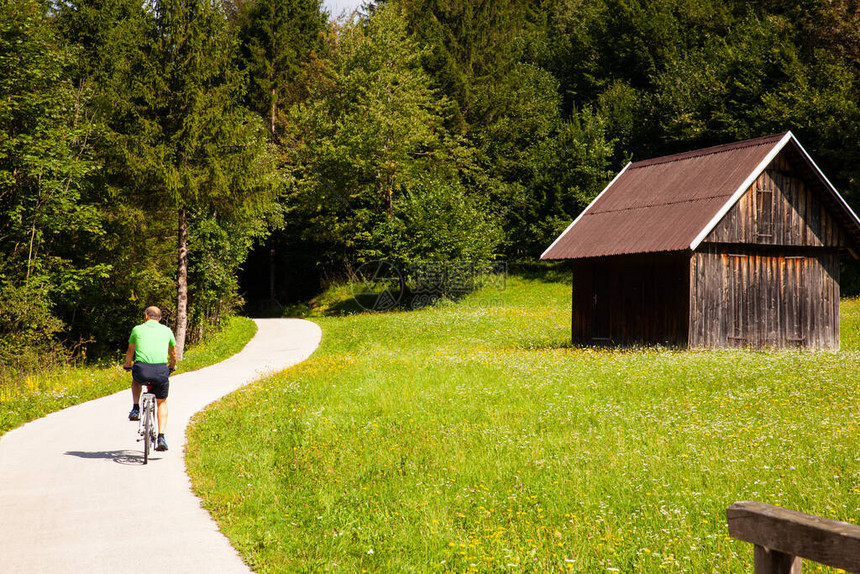 在斯洛文尼亚Bohinj的骑自行车骑自行车者骑图片