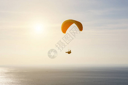 人坐在滑翔伞上背影上图片