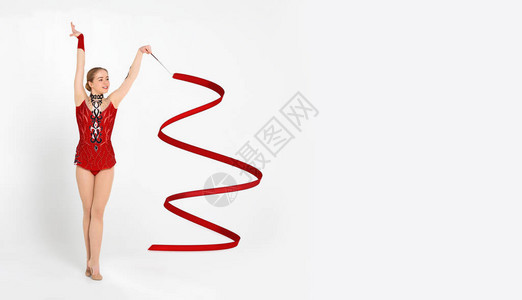 职业体育横幅年轻体操运动员用红丝带跳舞图片