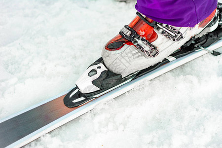 运动员滑雪运动员在腿上展示了一套滑雪鞋和靴子图片