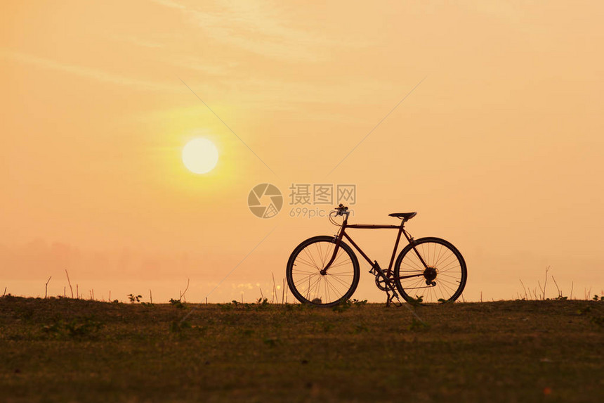 有日落或日出背景的自行车图片