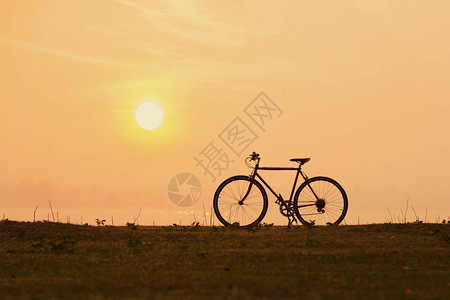 有日落或日出背景的自行车图片
