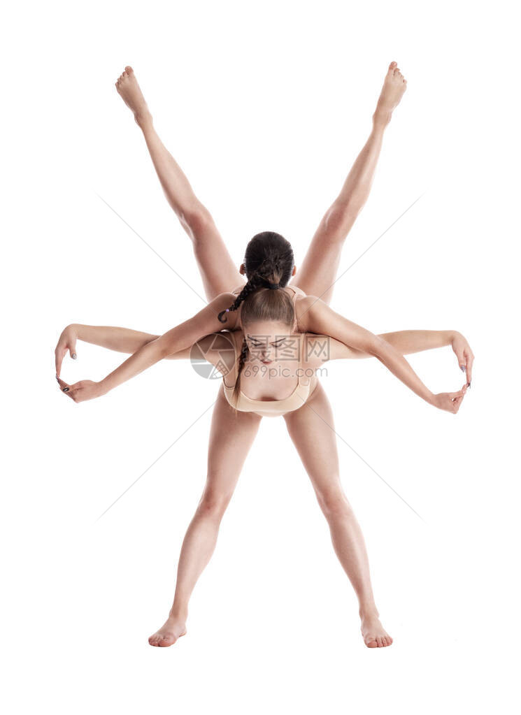 两名身着米色紧身连衣裤扎着辫子的灵活女子体操运动员正在使用支撑进行练习图片