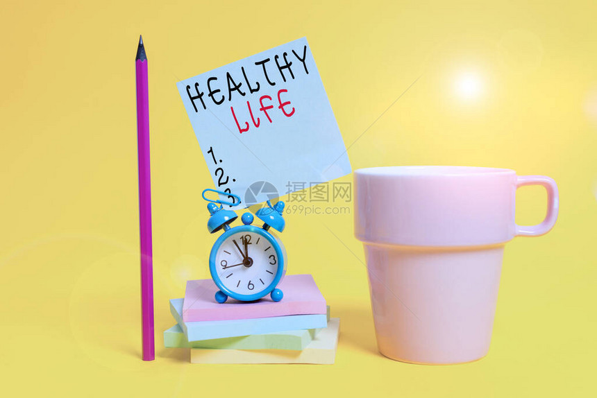 文字书写文本健康生活展示有助于保持和改善展示的商业照片是健康或状况闹钟咖啡杯笔记堆叠记事本图片