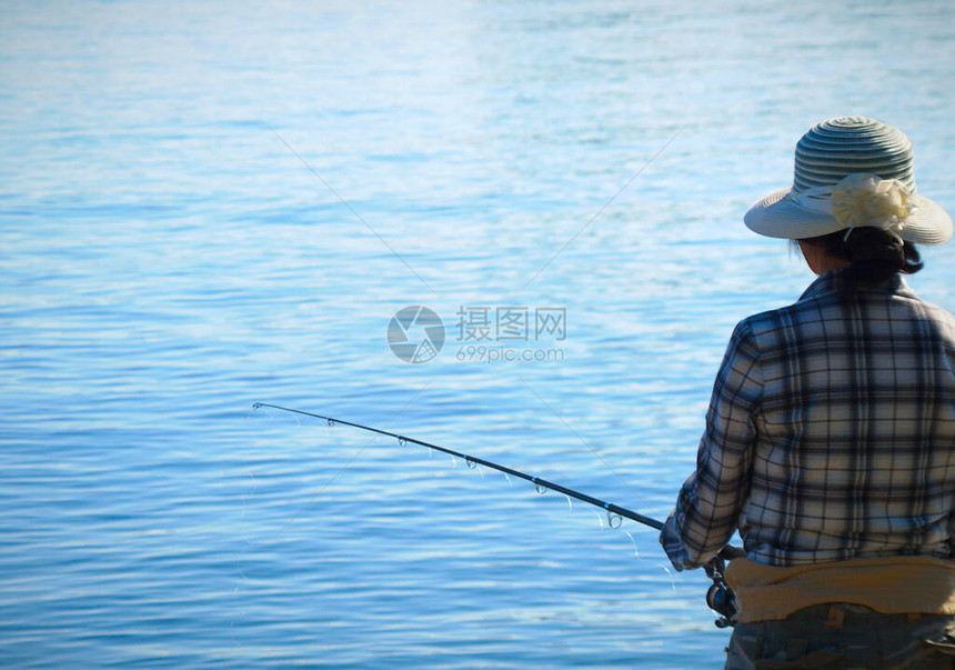 钓鱼女子蓝湖夏日水上运动图片