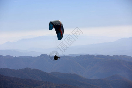 空中滑翔伞飞越山脉图片