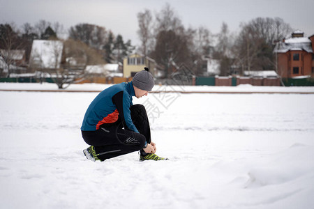 跑步的男子尝试运行鞋准备在冬季运行图片