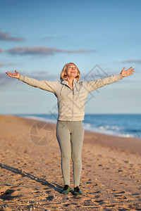 快乐的高级女人在海边散步图片