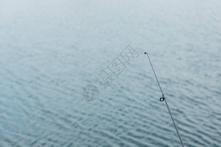 水边钓鱼竿和绳子的细节图片