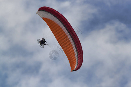 摩托帆伞运动在蓝天白云的背景下图片