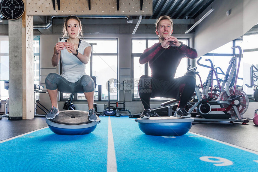 Fit夫妇在健身工作室打波苏球的照片图片