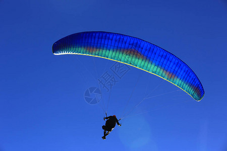 滑翔伞在蓝天飞翔图片