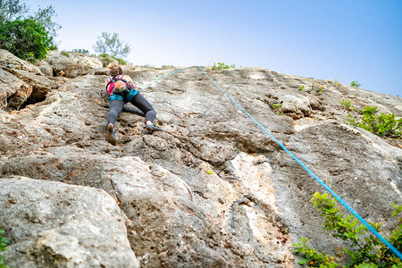 一个女人用攀岩绳子爬图片