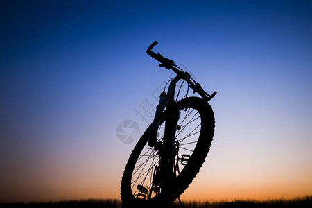 山地自行车的剪影图片