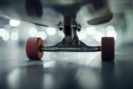 滑板运动滑板的低角度视图图片