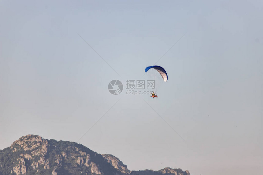 旅游者乘坐摩托车滑翔伞图片