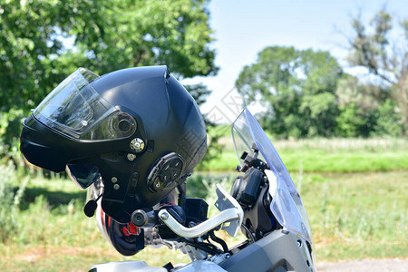 黑色头盔挂在摩托车上图片