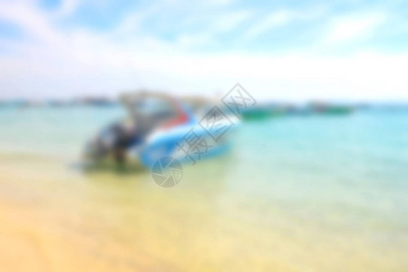 沙滩模糊海滩上有机动船暑假背图片