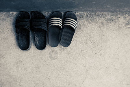 水泥地上的黑色凉鞋图片