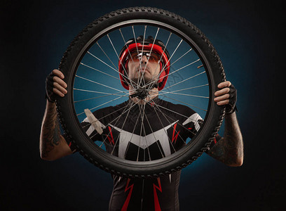 自行车头盔的家伙骑自行车的人有图片