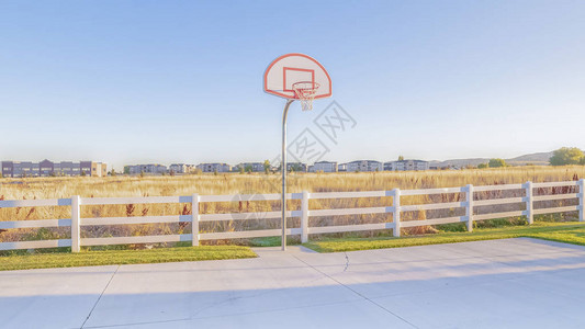 全景清空所有天气外的篮球场周围着白色栅栏图片