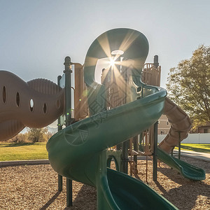 广场日光通过一个儿童操场的设备直升机幻灯片和墙壁城市公园的攀爬架子图片