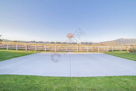 外门篮球场在农村白色栅栏前挂图片