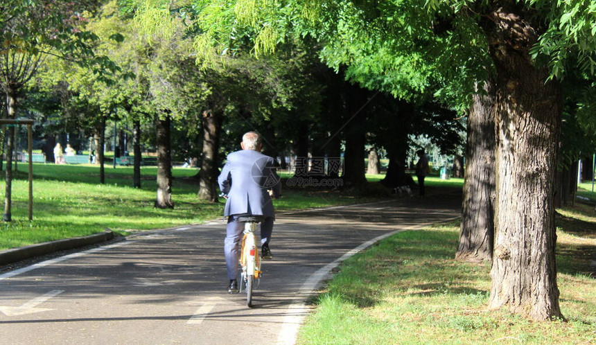 骑自行车穿过城市公园图片