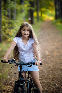 秋天在森林里骑自行车玩得图片